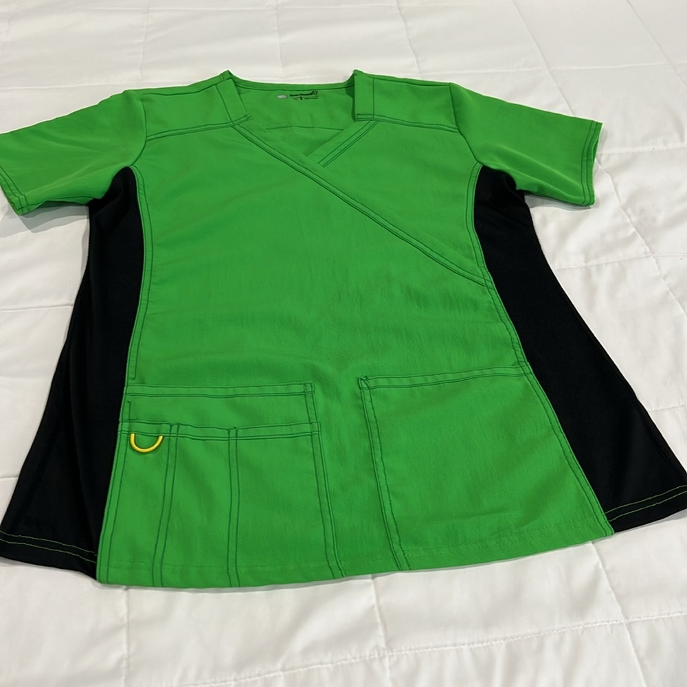 Wonder wink four stretch women’s scrub top. M. Lime green and black. - Picture 8 of 8